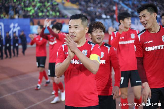 五大联赛本赛季最佳阵容 莱万搭档萨拉赫冲锋陷阵